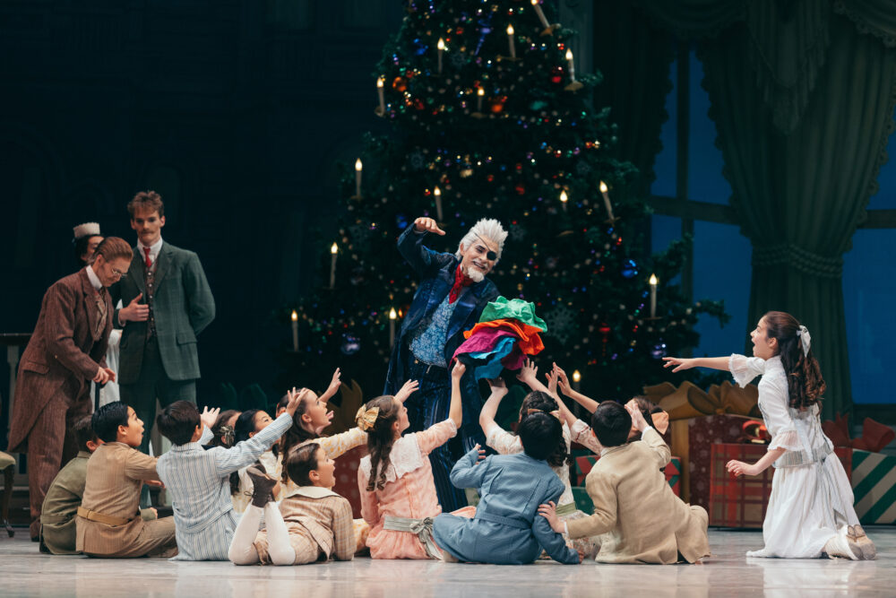 Heir Drosselmeyer performs a magic trick for the kids